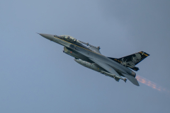 F16